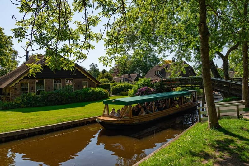 Giethoorn: Canal Cruise & lake Tour & Sightseeing Village - Meeting point, parking, and public transport
