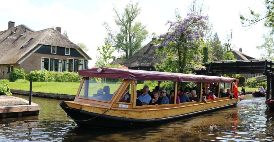 Giethoorn: Village & National Park Canal Cruise with Coffee - Giethoorn is best understood from the canal