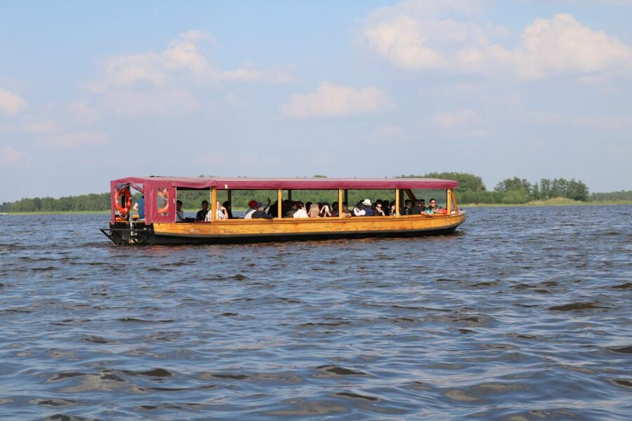 Giethoorn: Village & National Park Canal Cruise with Coffee - Meeting at Koppers and getting on the boat
