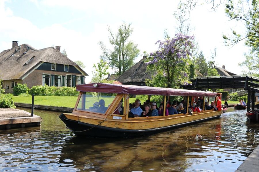 Giethoorn: Village & National Park Canal Cruise with Coffee - Why an electric boat suits Giethoorn