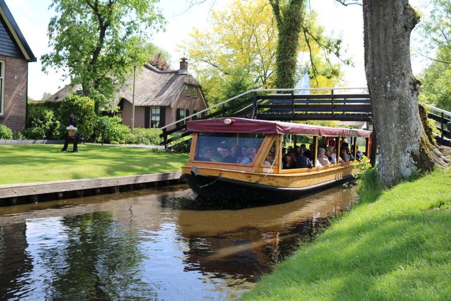 Giethoorn: Village & National Park Canal Cruise with Coffee - The first canals show Giethoorn’s quiet side