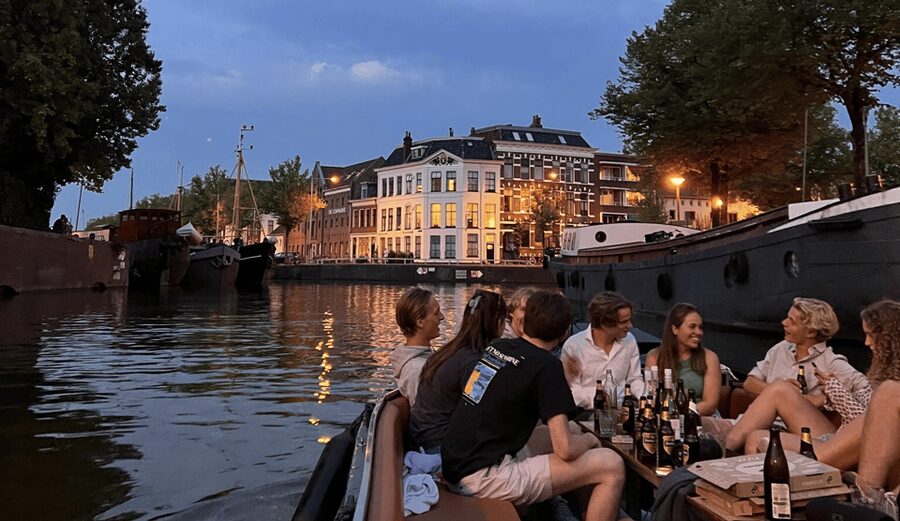 Groningen: City canal cruise (with unlimited drinks) - Planning a celebration on the canals