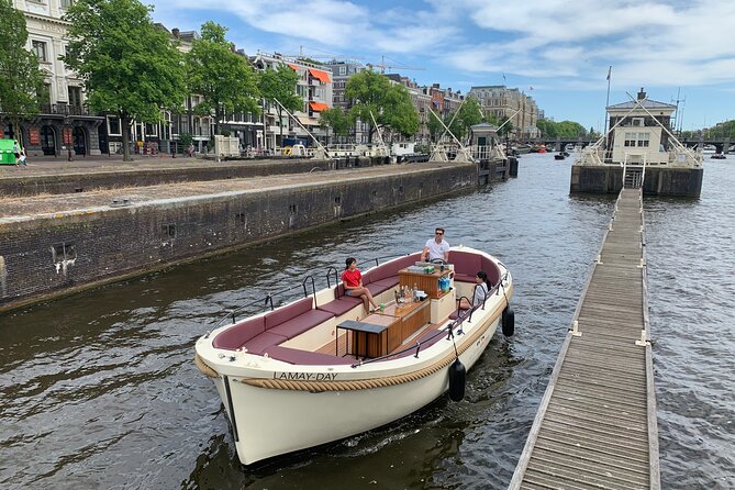 Guided Amsterdam Canal Cruise – Snacks & Drinks on board(1 Hour) - Why a small Amsterdam boat makes a difference