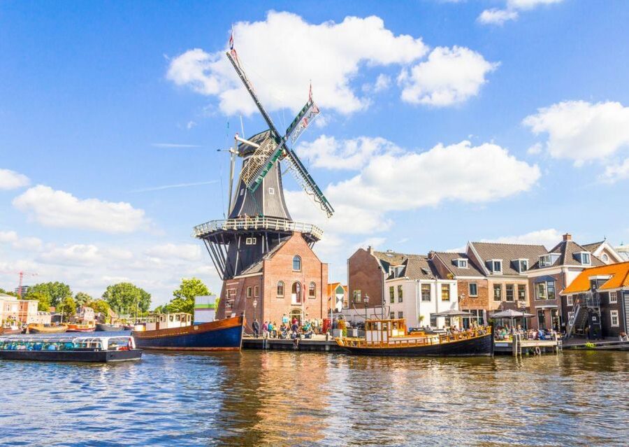 Haarlem: Sightseeing Canal Cruise through the City Center - Why Haarlem looks different from the water