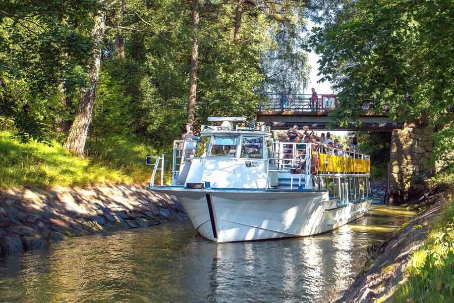 Helsinki: Sightseeing Canal Cruise with Audio Commentary - Coffee, cinnamon buns, and a small onboard bar