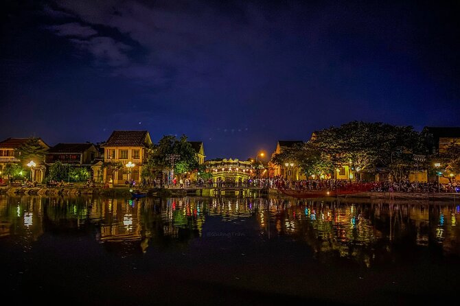 Hoai River Boat Trip by Night with Release Lantern - The night market and local shopping