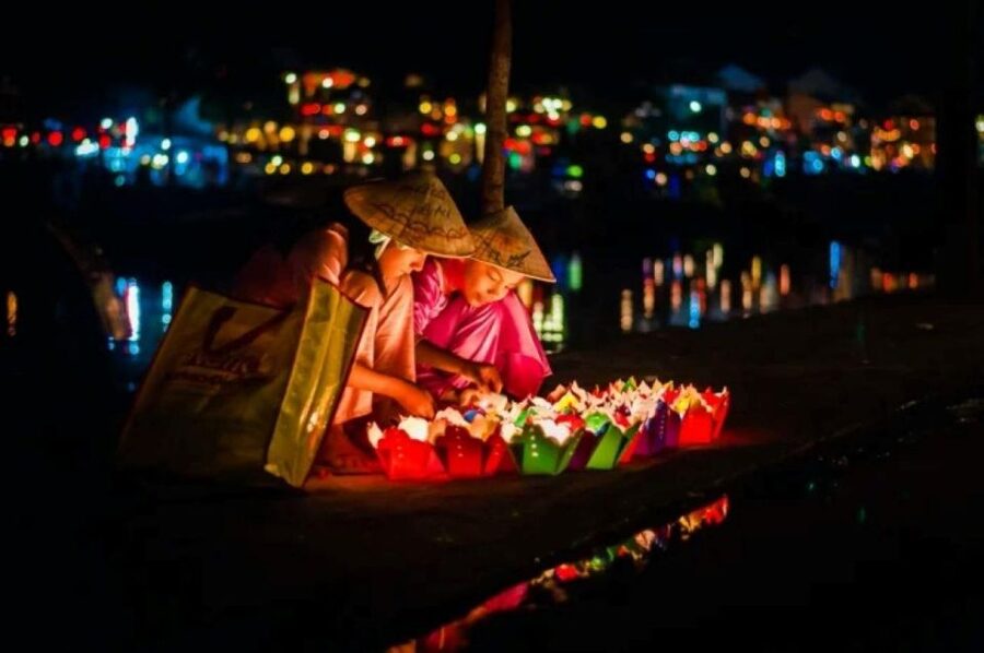 Hoi An : Hoai River Boat Trip by Night and Floating Lantern - Lantern lighting and the floating moment