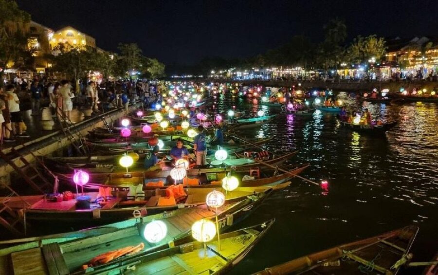 Hoi An : Hoai River Boat Trip by Night and Floating Lantern - A 10 to 15 minute cruise on the Thu Bon River