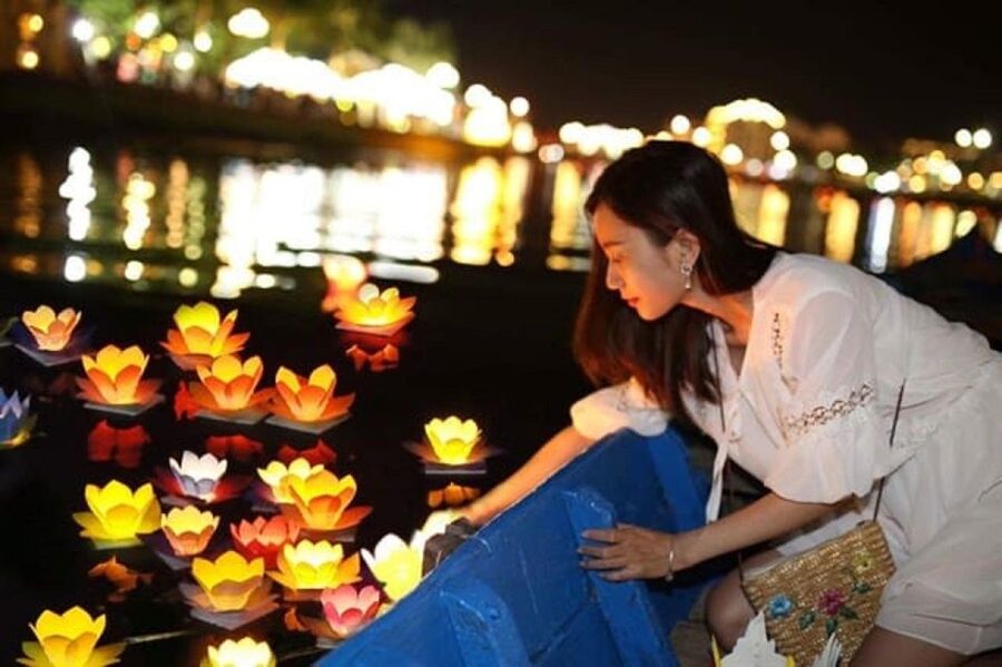Hoi An : Hoai River Boat Trip by Night and Floating Lantern - Who will enjoy this most