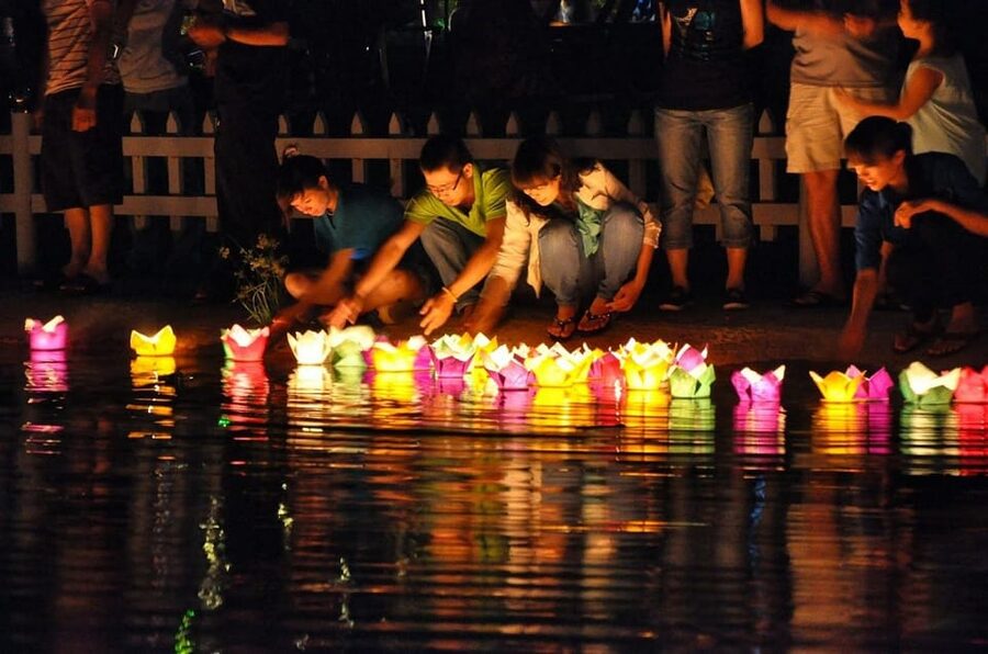 Hoi An: Hoai River Night Boat Trip and Floating Lantern - Lighting your flower lantern