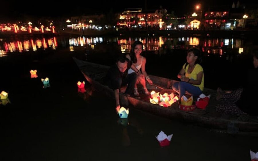 Hoi An: Hoai River Night Boat Trip and Floating Lantern - Why the timing matters