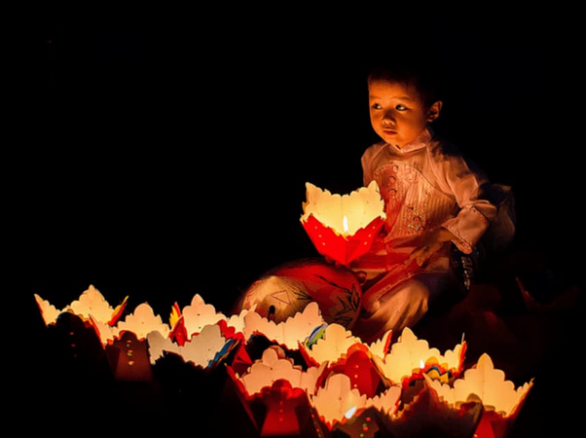 Hoi An: Hoai River Night Boat Trip and Floating Lantern - Walking into Hoi An’s night market