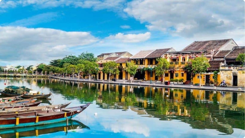 Hoi An: River Lantern Boat Experience with Free 5G eSIM - When to go, and how crowds change the experience