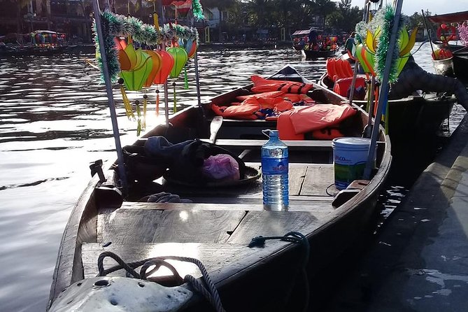 HoiAn Small Boat By Night on Bach Dang River - Choosing sunset for photos
