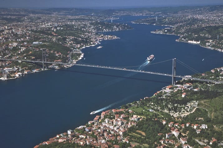 Istanbul: Bosphorus Cruise and Golden Horn Bus Tour - Balat’s churches, hospitals, and city walls