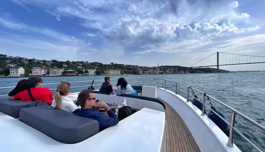 Istanbul: Bosphorus Cruise with Stopover on the Asian Side - Kanlıca, a quick taste of Asia