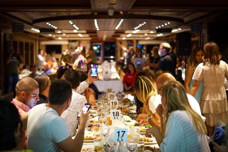 Istanbul: Bosphorus Dinner Cruise & Turkish Night Show - The value of unlimited local drinks