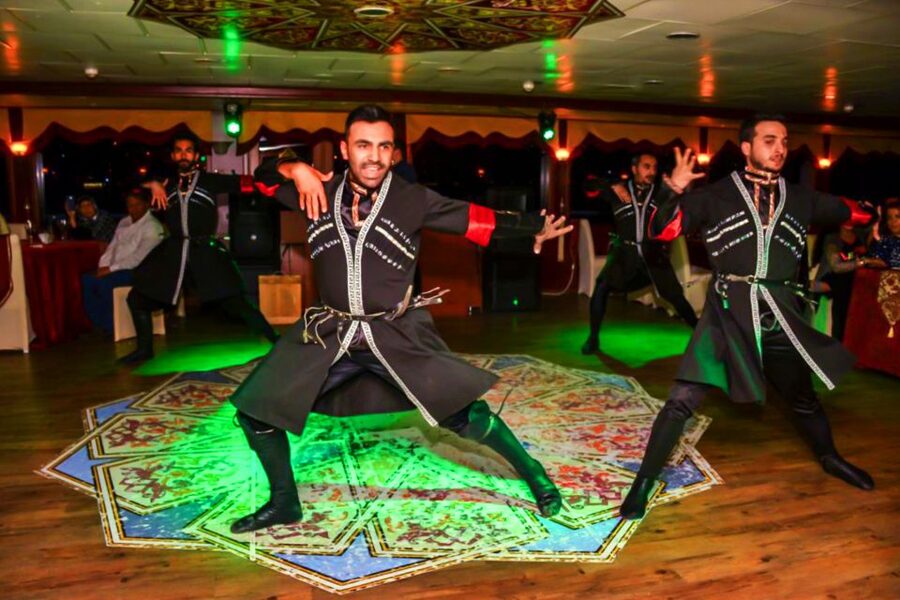 Istanbul: Bosphorus Dinner Cruise w/ Drinks & Entertainment - Rumeli Fortress and the Asian-side palaces