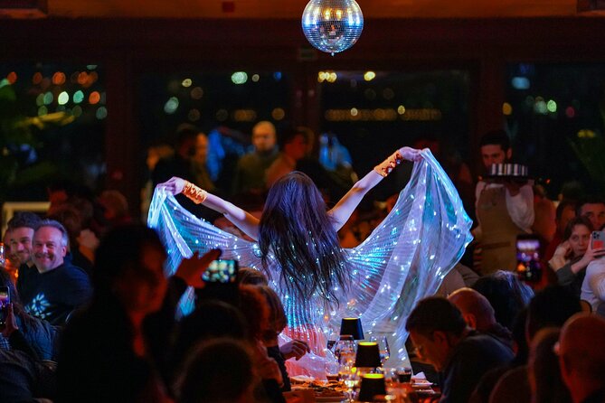 Istanbul: Bosphorus Dinner Cruise with Turkish Night Show - Service, seating, and the practical trade-offs