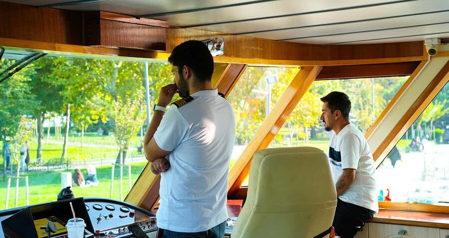 Istanbul: Bosphorus & Golden Horn Cruise Daytime or Sunset - What the boat is like