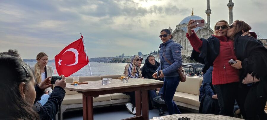 Istanbul: Bosphorus Sunset Cruise on Yacht with Live Guide - What you eat and drink on board