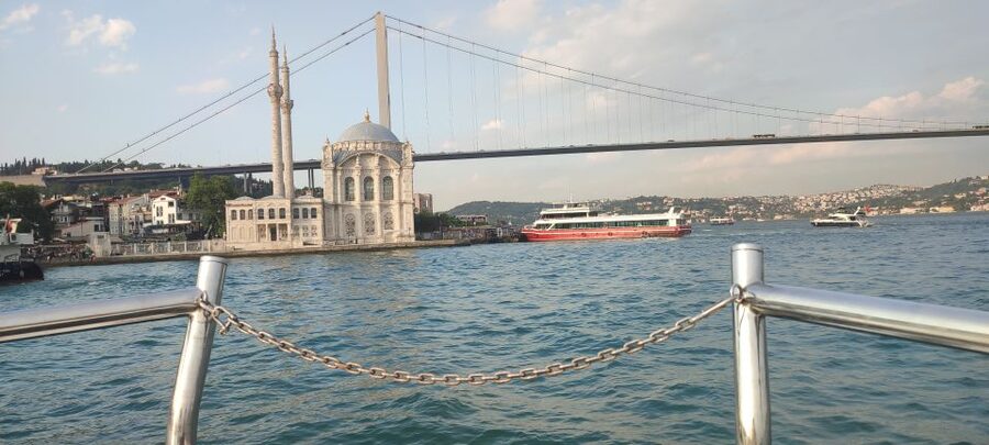 Istanbul: Bosphorus Sunset Cruise on Yacht with Live Guide - Rumeli Fortress and the Fatih Sultan Mehmet Bridge
