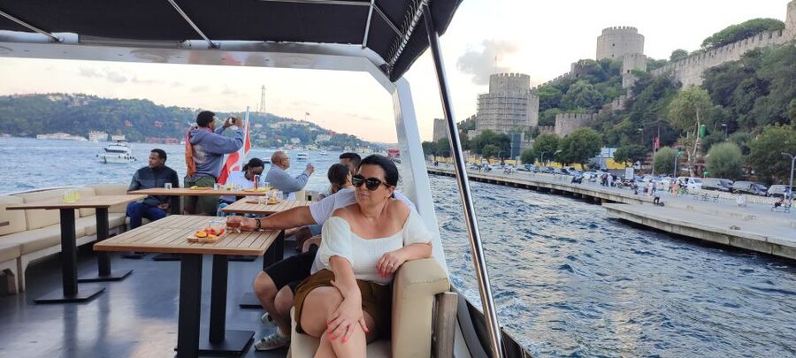 Istanbul: Bosphorus Sunset Cruise on Yacht with Live Guide - The Asian shore: Anadolu Fortress and Küçüksu Palace