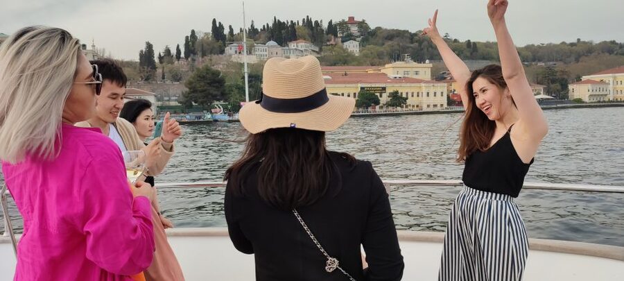 Istanbul: Bosphorus Sunset Cruise on Yacht with Live Guide - The old city on the way back to Kabataş