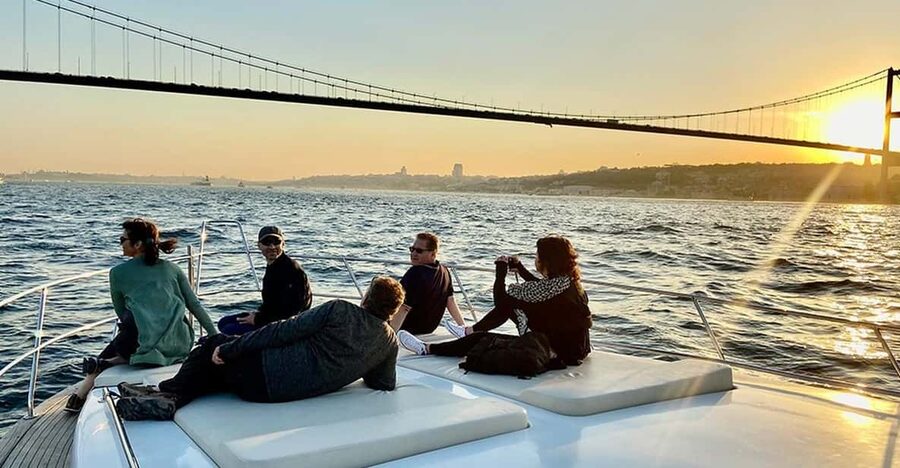 Istanbul: Bosphorus Yacht Cruise at Sunset with Snacks - Why sunset is the right time for a Bosphorus cruise