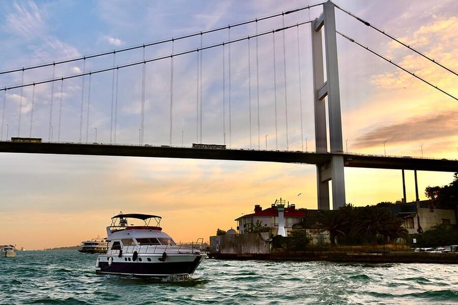 Istanbul: Bosphorus Yacht Cruise at Sunset with Snacks - Maiden’s Tower and the evening return