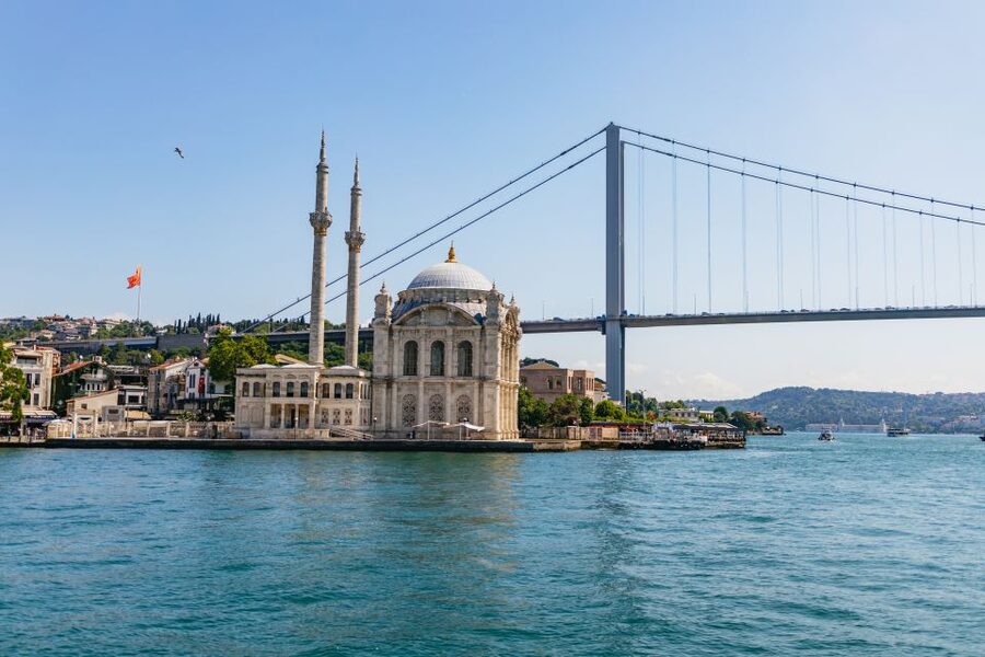 Istanbul: Bosphorus Yacht Cruise with Stopover on Asian Side - Anatolian Fortress, Beylerbeyi, and Üsküdar