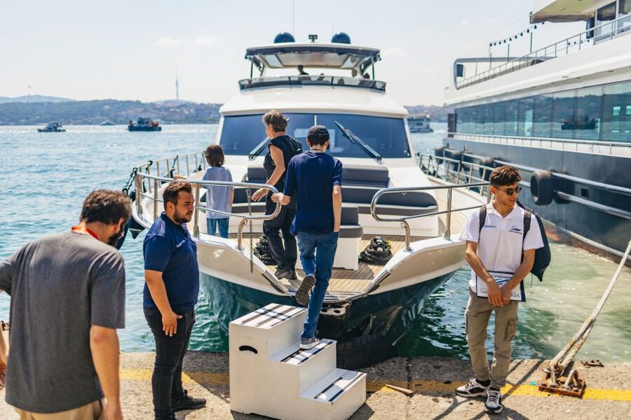 Istanbul: Bosphorus Yacht Cruise with Stopover on Asian Side - Snacks, tea, and the feel onboard