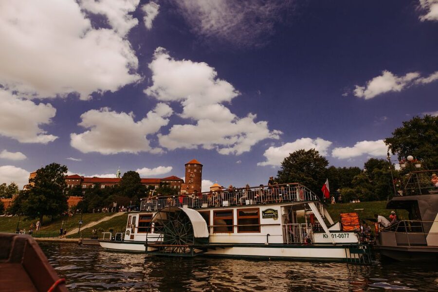 Krakow: 1-Hour Evening Vistula River Cruise - Seating, drinks, and onboard comfort