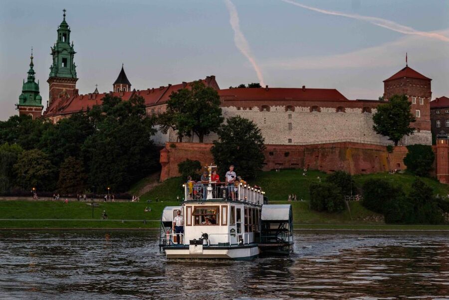 Krakow: 1-Hour Evening Vistula River Cruise - A gentle Krakow evening beside Wawel Castle