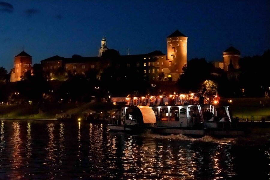 Krakow: 1-Hour Evening Vistula River Cruise - Manggha, Grunwaldzki Bridge, and the open river view