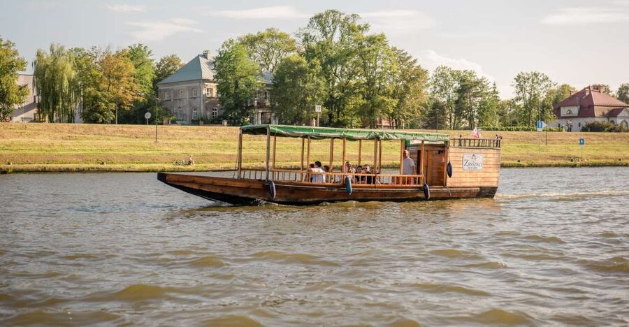 Krakow: Early Bird Vistula River Sightseeing Cruise - Bernatek Footbridge and the Podgórze Waterfront