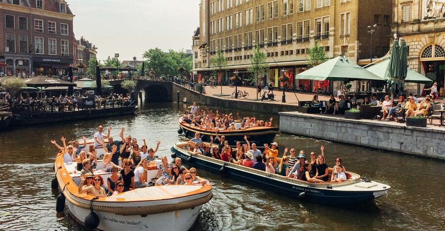 Leiden: Guided City Canal Cruise - Hortus Botanicus and Museum De Lakenhal from the canal