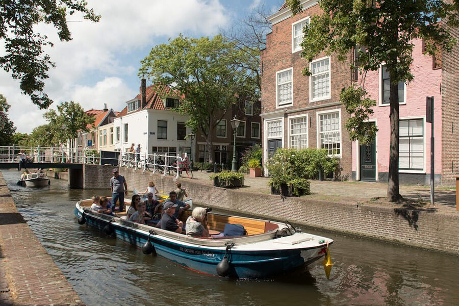 Leiden: Guided City Canal Cruise - The pleasure of 88 bridges and narrow canals