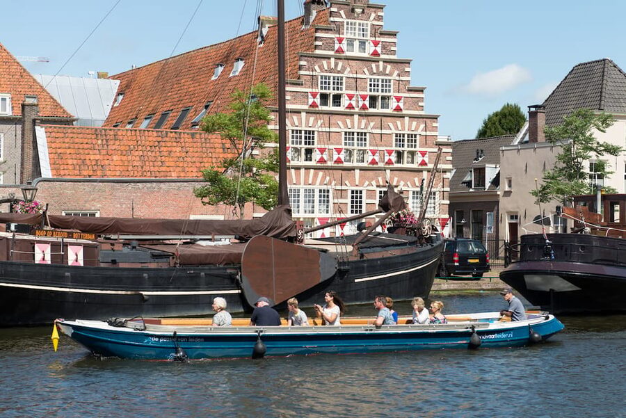 Leiden: Guided City Canal Cruise - Starting at Aalmarkt 4 in the city center