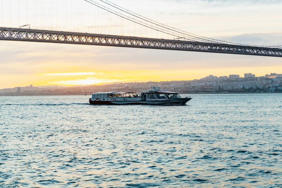 Lisbon: Sunset Cruise with Welcome Drink and Snacks - A golden-hour introduction to Lisbon from the Tagus