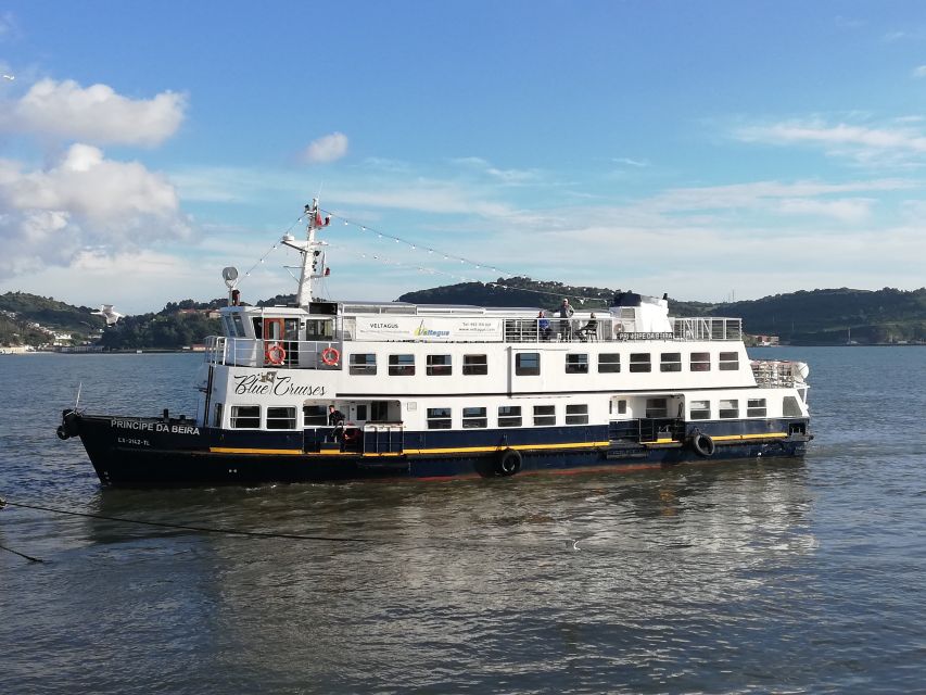 Lisbon: Tagus River Cruise with Welcome Drink - Key points at a glance
