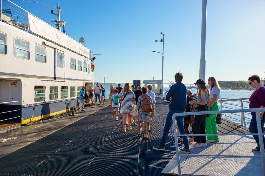 Lisbon: Tagus River Cruise with Welcome Drink - Should you book the Tagus River cruise?