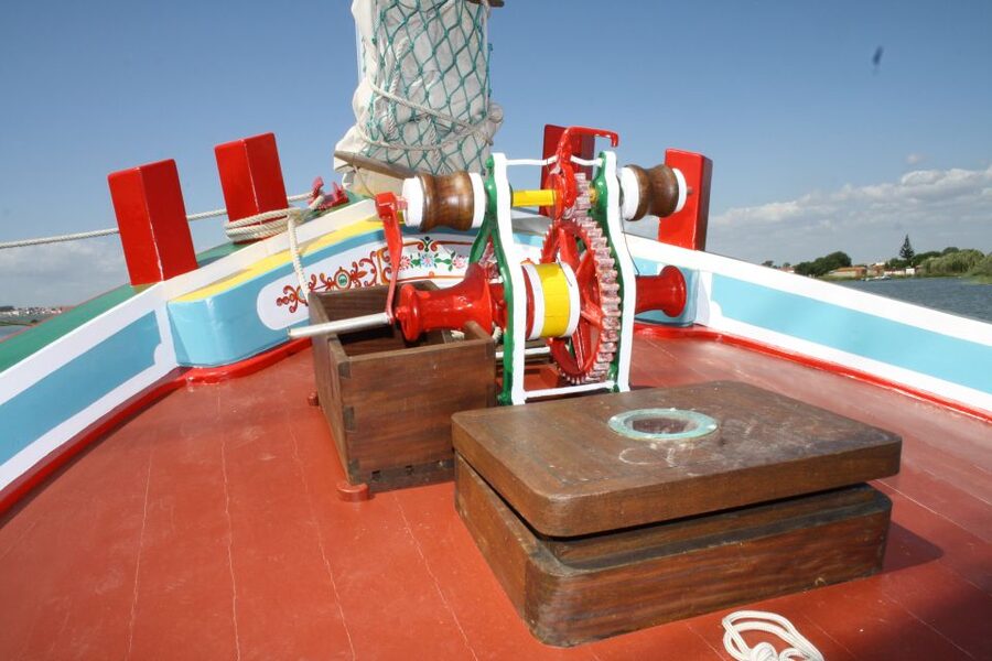 Lisbon: Tagus River Express Cruise in a Traditional Vessel - The outward route past Lisbon’s old center