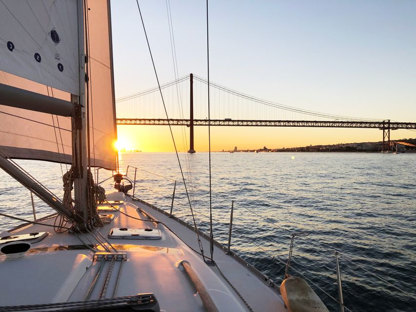 Lisbon: Tagus River Sunset Cruise with Drinks - Praça do Comércio and Alfama from the water