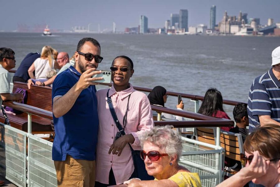 Liverpool: Sightseeing River Cruise on the Mersey River - What the digital commentary is like