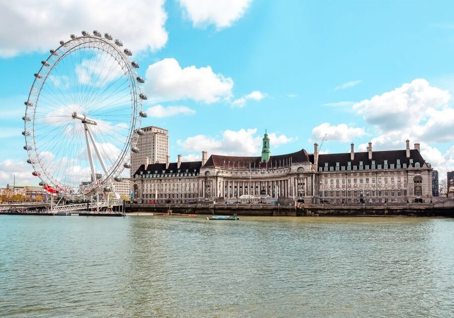 London: Afternoon Tea Cruise on the River Thames - The first views: Tower Bridge and the City