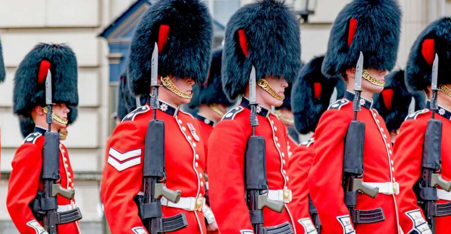 London: Full-Day Sightseeing Bus Tour with River Cruise - The Tower of London, crowns and caution