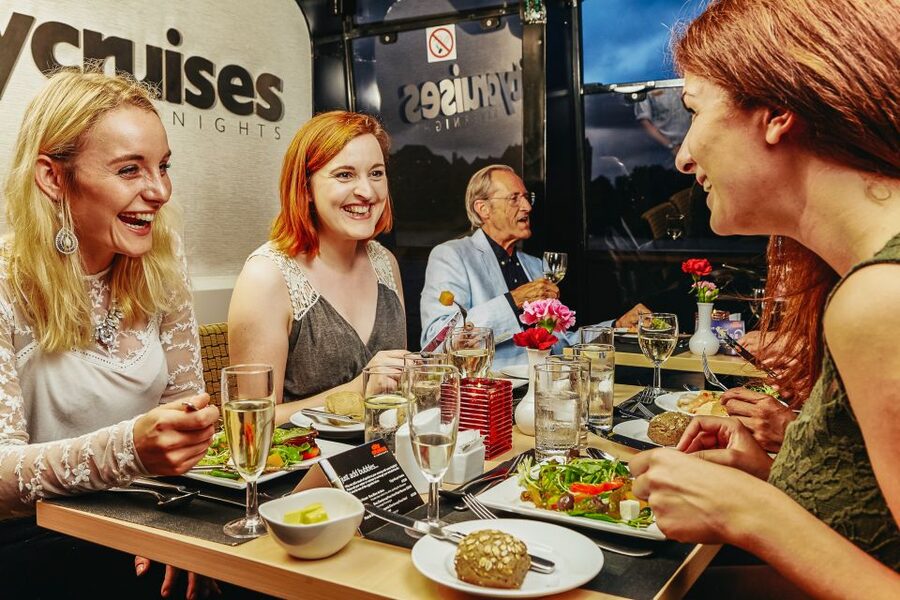 London: River Thames Dinner Cruise - Canary Wharf and the modern Thames