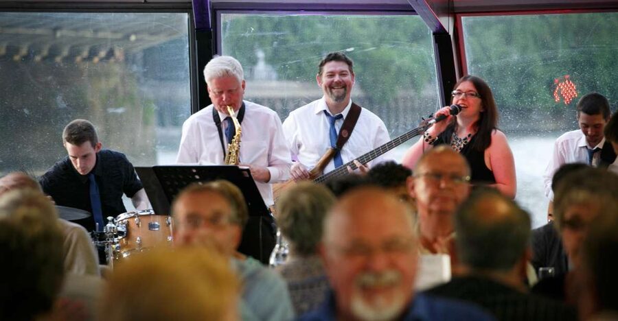 London: River Thames Dinner Cruise with Live Jazz - Main course, bar service, and the pace of the night