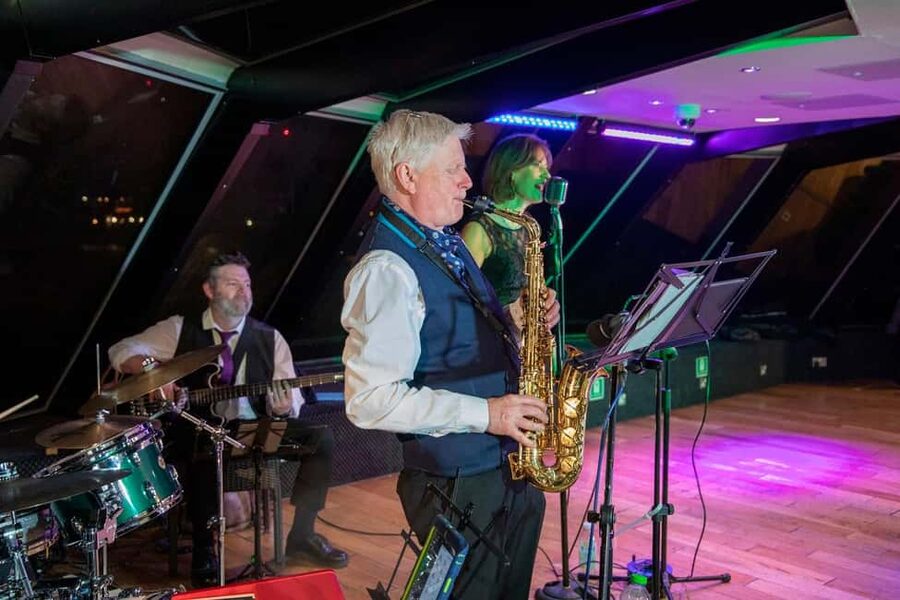 London: River Thames Dinner Cruise with Live Jazz - The first course and the opening jazz set